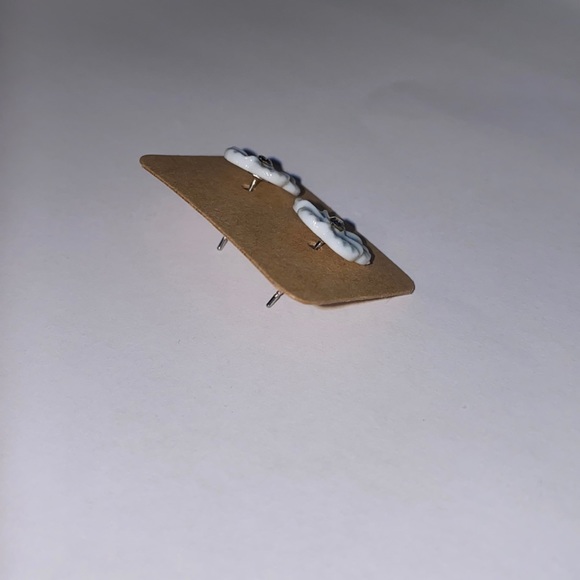 Flower ear studs - Picture 2 of 3